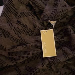 Michael lots scarf Nandi